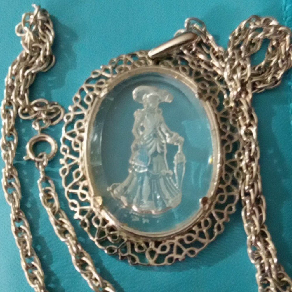 Avon Carved Victorian Lady Cameo Pendant Necklace